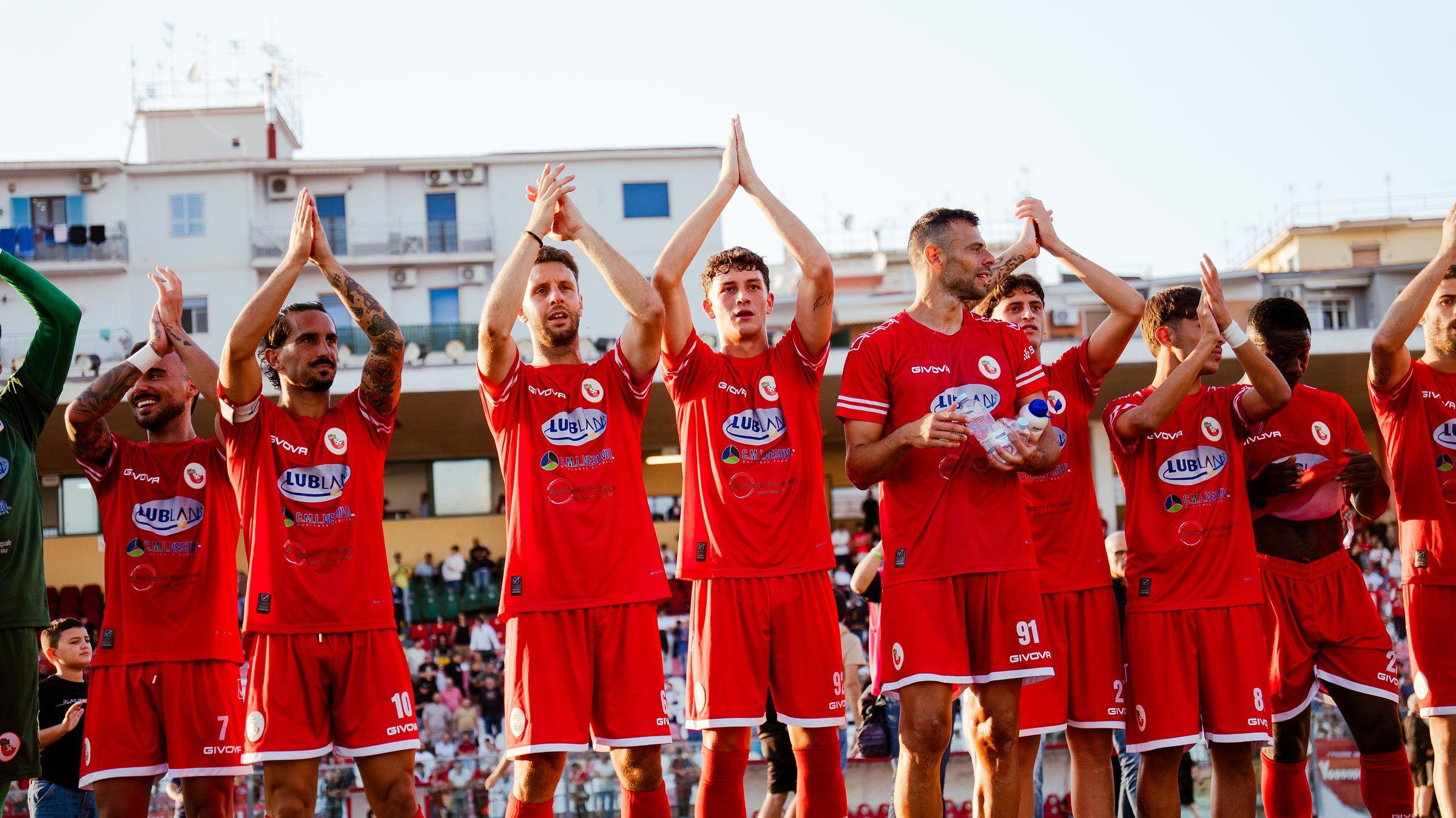 I giocatori della Turris abbracciati sotto la curva
